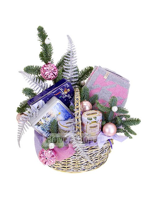 Подарочная корзина с еловыми ветками и сладостями «Гламурный Новый год»