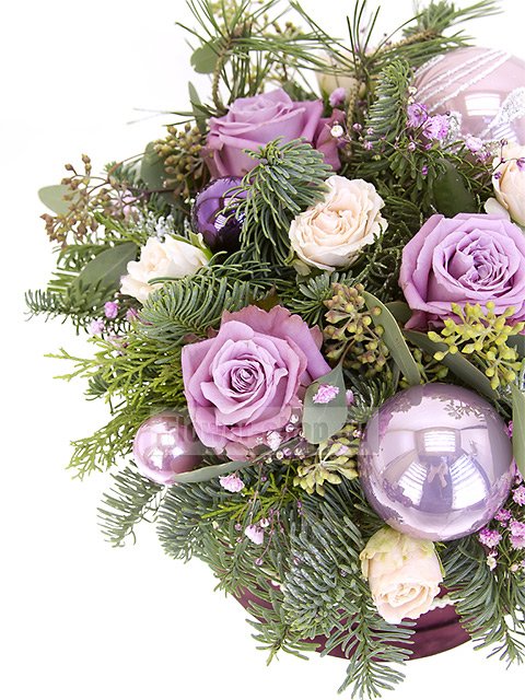 Зимняя композиция из еловых веток и роз в шляпной коробке «Дендрарий»