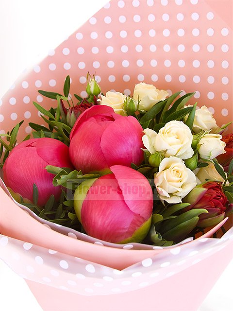 Букет из кустовых роз, пионов и тюльпанов «Многоточие»