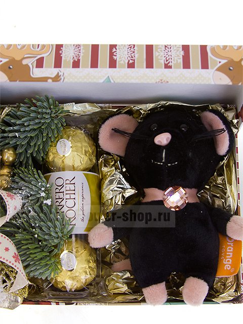 Новогодняя композиция из еловых веток с мягкой игрушкой «Мышкины гостинцы»