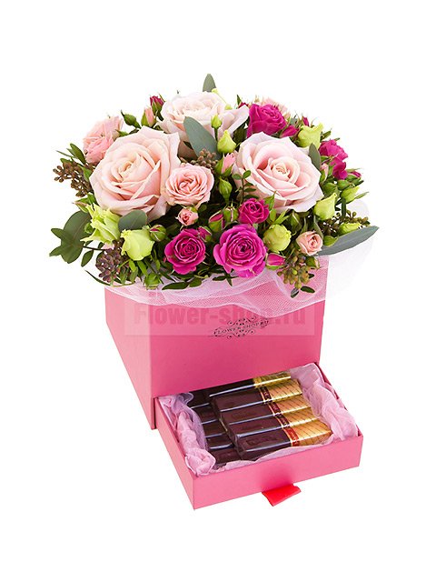 Композиция в коробке из роз и лизиантуса с шоколадом «Бранч»