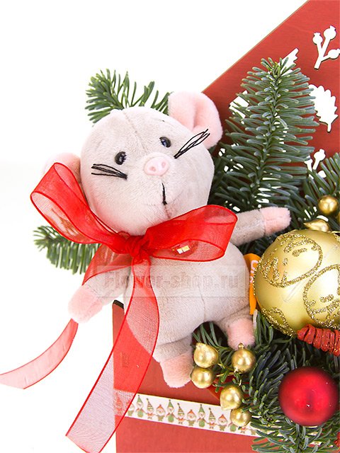 Новогодняя композиция из еловых веток с игрушкой «Мышкин год»