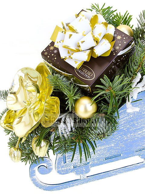 Новогодняя композиция из еловых веток со сладостями «Сани-саночки»