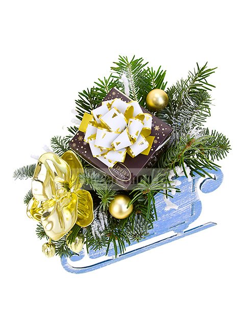 Новогодняя композиция из еловых веток со сладостями «Сани-саночки»