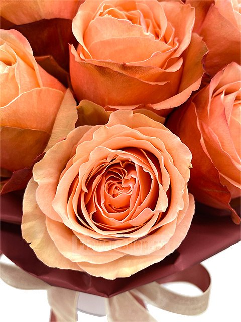 Букет из пионовидных роз в шляпной коробке «Кахала»