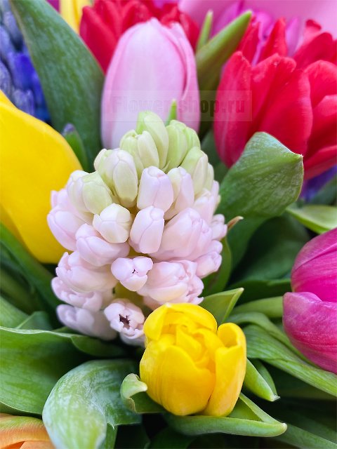 Букет из тюльпанов и гиацинтов «Весенний переполох»