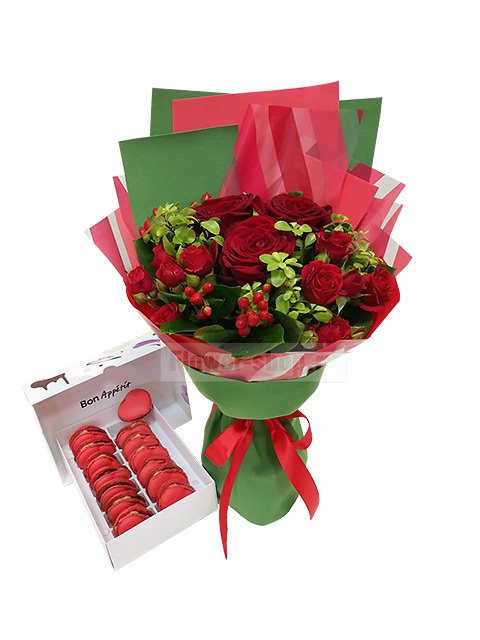Букет из роз и макарони «Для любимого человека»