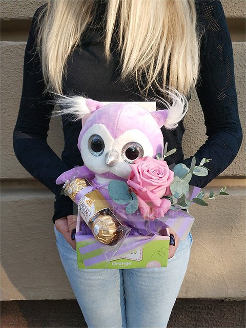 Композиция из роз с мягкой игрушкой «Совушка с подарками»