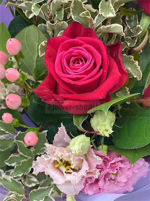Букет из роз и макарони «Приятности для мамы»