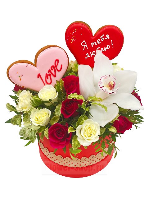 Композиция в шляпной коробке из роз и орхидеи «Когда два сердца бьются вместе»