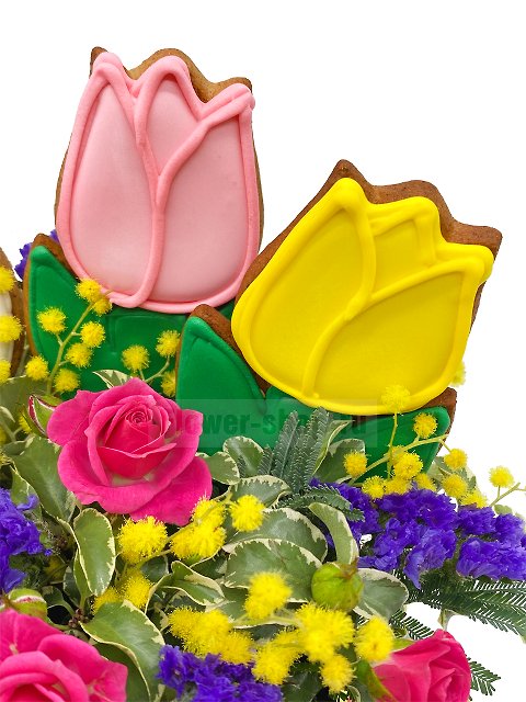 Композиция в шляпной коробке из роз и мимозы «Живая открытка»