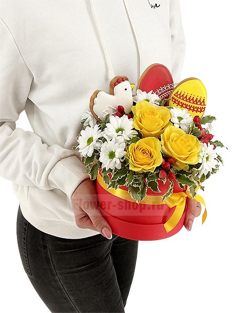 Композиция из хризантем и роз в шляпной коробке «Курочка Ряба»