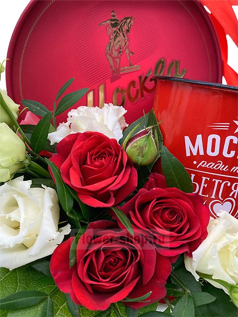 Корзина с розами и сладостями «О тебе, Москва!»