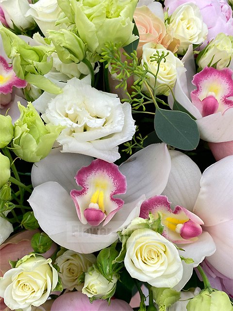 Букет из роз, пионов, лизиантусов и орхидей «Секрет обольщения»