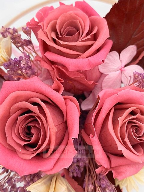 Композиция из стабилизированных цветов «Неувядающие розы»