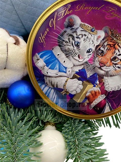 Новогодняя композиция из еловых веток в шляпной коробке «Тигрята»