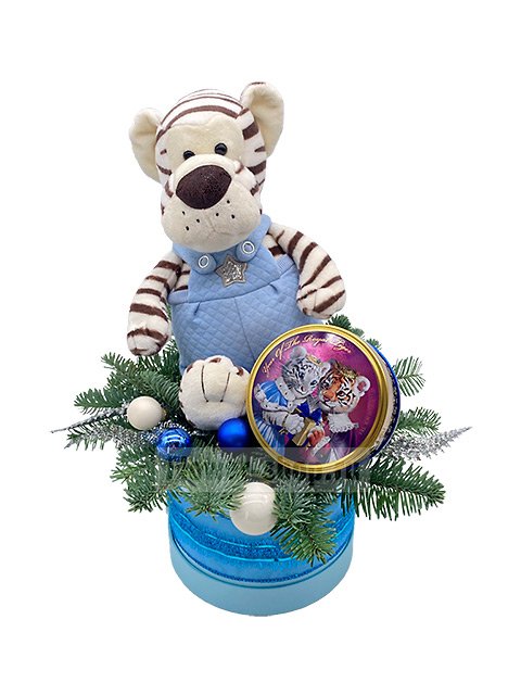 Новогодняя композиция из еловых веток в шляпной коробке «Тигрята»