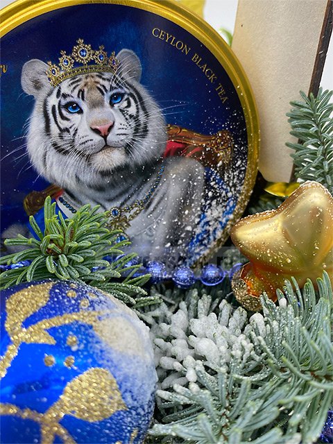 Новогодняя композиция из еловых веток «Белая тигрица»