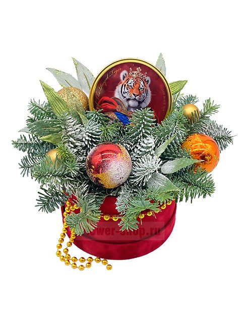 Новогодняя композиция из еловых веток в шляпной коробке «Король Тигр»