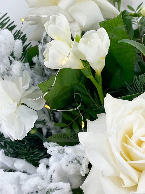 Зимний букет из роз, гвоздик и еловых веток с гирляндой «Снежный день»