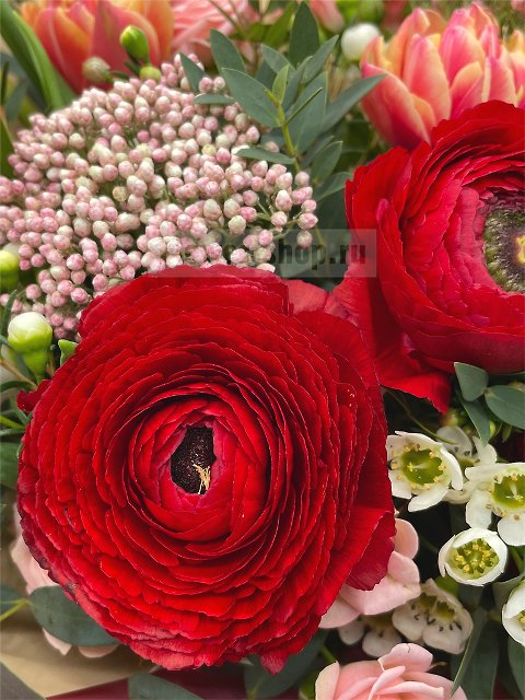 Букет из роз, тюльпанов и ранункулюсов «Коммандария»