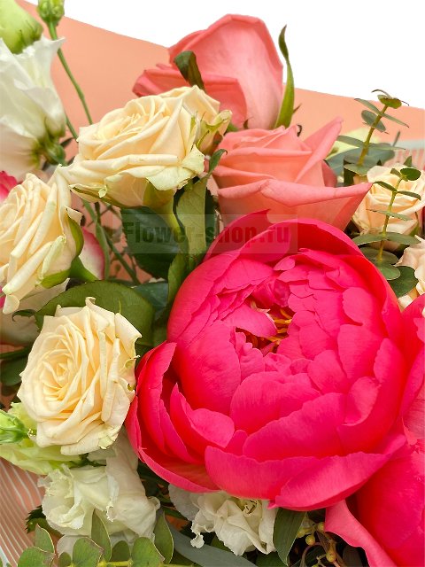 Букет роз, лизиантусов и пионов «Сангрита»