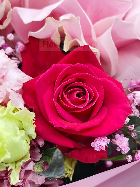 Букет из роз и лизиантусов «Маргарет»