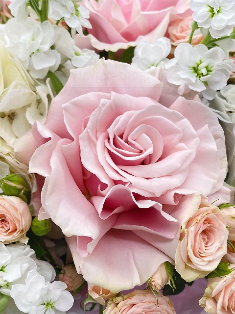 Букет из роз и гортензий «Цветочная медитация»