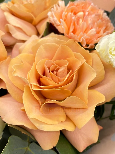 Букет из роз и лизиантусов «Подарок для Весов»