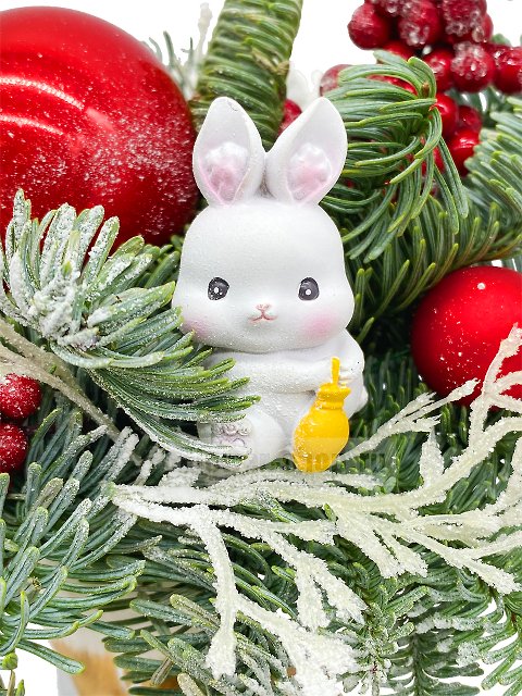 Новогодняя композиция с еловыми ветками «Год кролика»