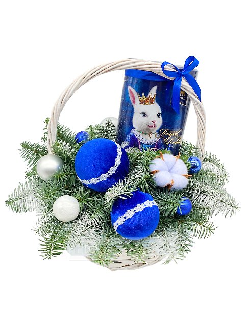 Зимняя композиция с еловыми ветками «Подарок на год кролика»