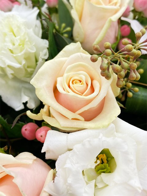 Букет из роз и орхидей «Утренняя звезда»