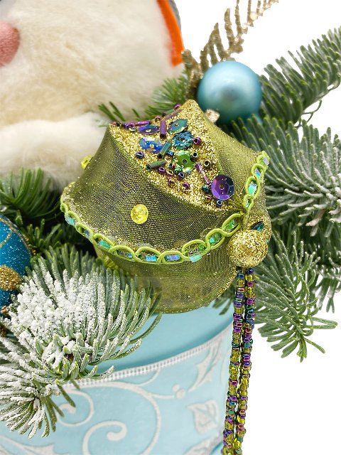 Новогодняя композиция из еловых веток в шляпной коробке «Зайчик на новогодних каникулах»