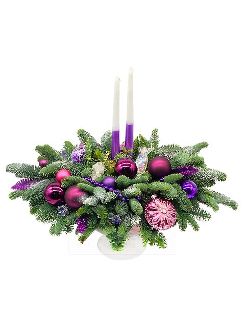 Новогодняя композиция из еловых веток со свечами «Торжество в пурпурных тонах»
