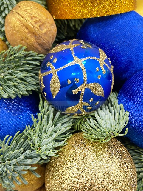 Новогодняя композиция из еловых веток в шляпной коробке «Зимний король»»