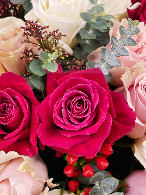 Букет из роз и лизиантуса «Кадис»