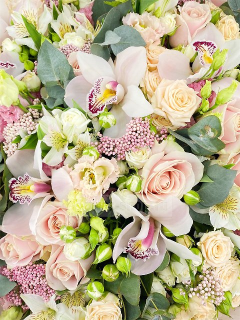 Букет из роз, орхидей и лизиантусов «Магнифико»