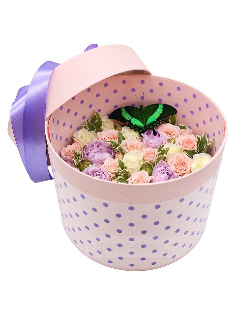 Композиция из роз в шляпной коробке «О розах и бабочках»