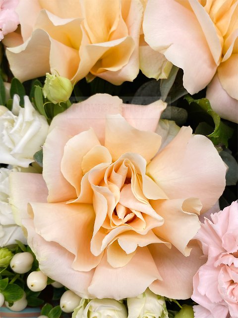 Букет из роз, гвоздик и лизиантусов «Нежное утро»